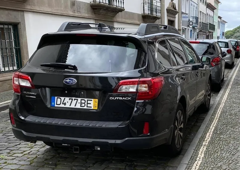 Veículo com matrícula no formato da base aérea das Lajes