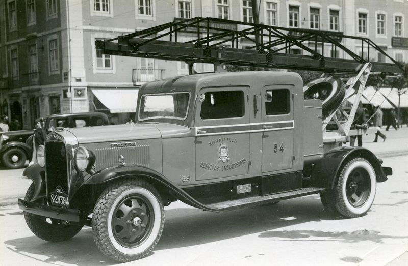 Carro da Camara Municipal de Lisboa para manutenção da iluminação pública