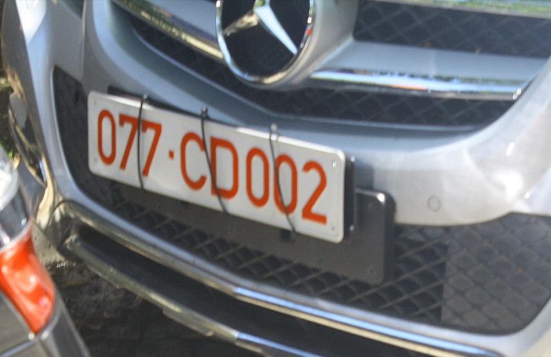 Matrícula diplomática 077, representando o país Iraque