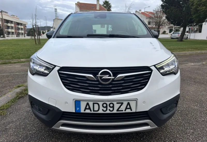 Exemplo de um veículo com matrícula portuguesa do formato de 2020 com as dimensões 52x11 cm