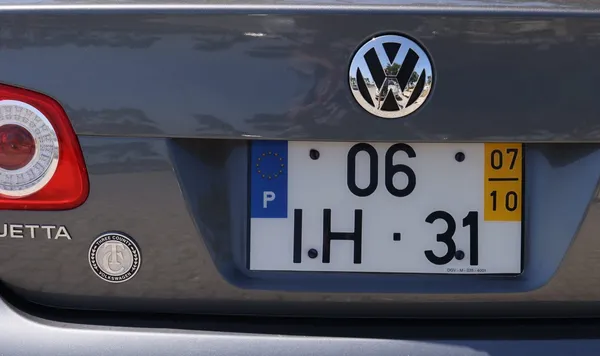 Exemplo de uma matrícula portuguesa do formato de 2005 com as dimensões de uma matrícula USA/Canadá 30x15cm