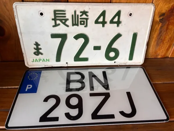 Exemplo de uma matrícula portuguesa do formato de 2020 com as dimensões de uma matrícula japonesa 33x16,5 cm