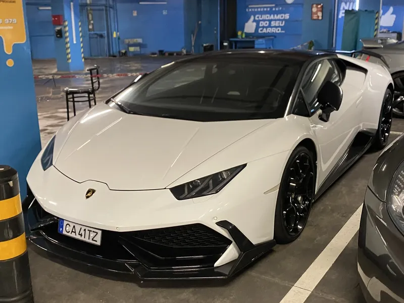 Exemplo de um veículo com matrícula portuguesa do formato de 2020 com as dimensões reduzidas