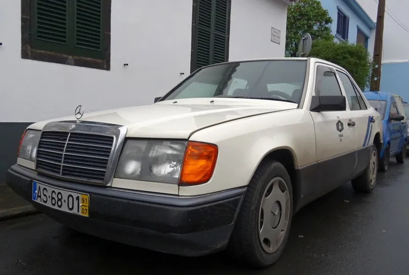 Taxi dos Açores, com matrícula AS