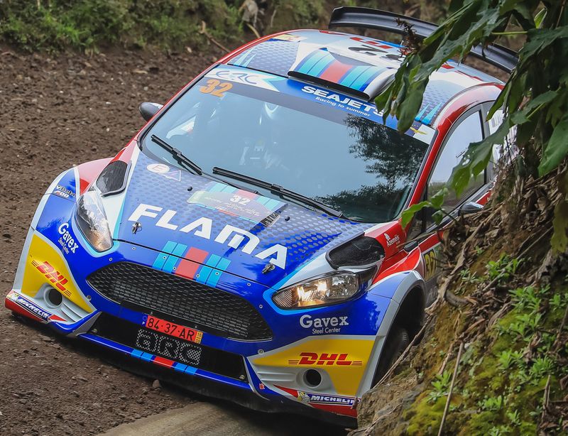 Veículo de competiçao com matrícula fundo vermelho