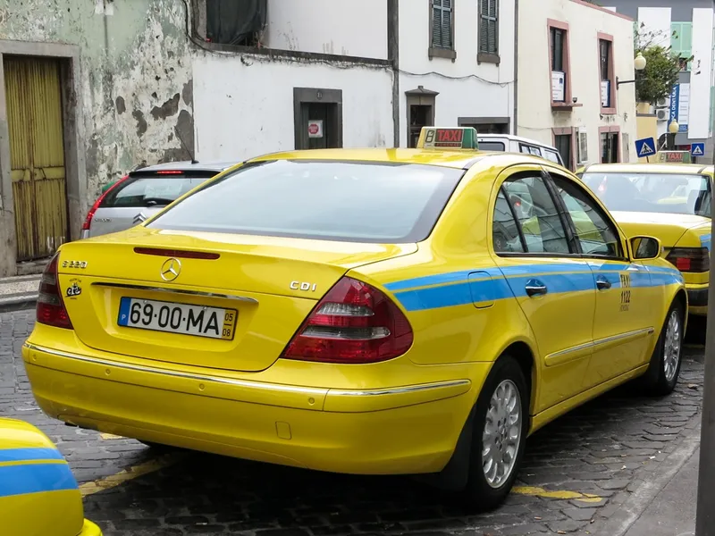 Veículo com matrícula portuguesa da série MA reservada para os veículos registados no arquipélago da Madeira