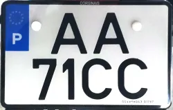 Exemplo de uma matrícula portuguesa do formato de 2020 com as dimensões 22x14 cm