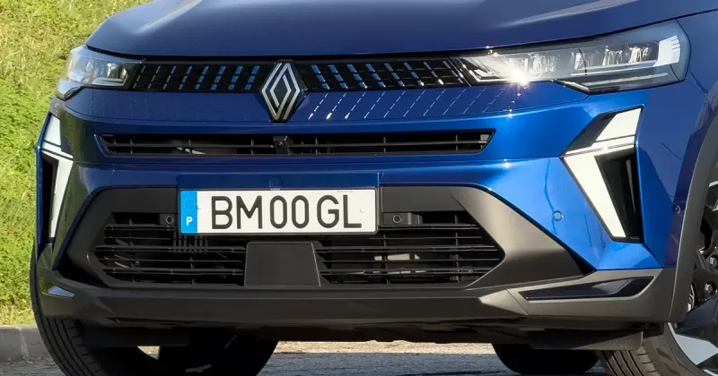 Veículo com matrícula portuguesa do formato de 2020