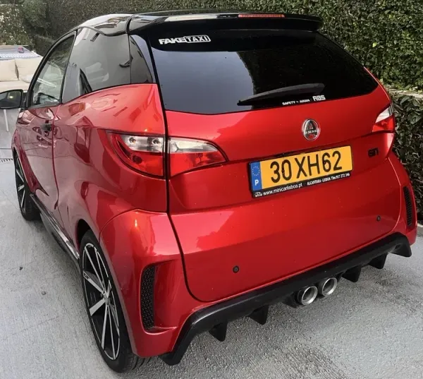 Microcarro com matrícula com fundo amarelo