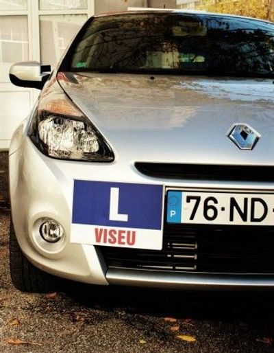 Automóvel escola de condução com placa letra L